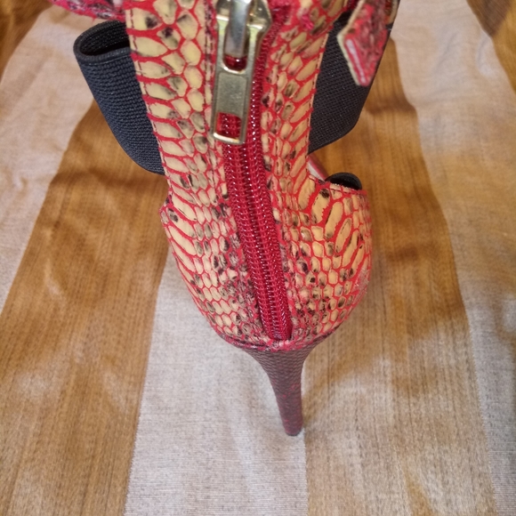 Lui Ching stilettos. Snake skin design - Picture 5 of 8